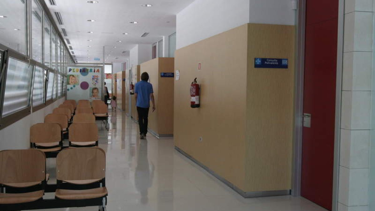 El centro de salud de Cuatrovientos sufre las consecuencias de la falta de médicos. ANA F. BARREDO