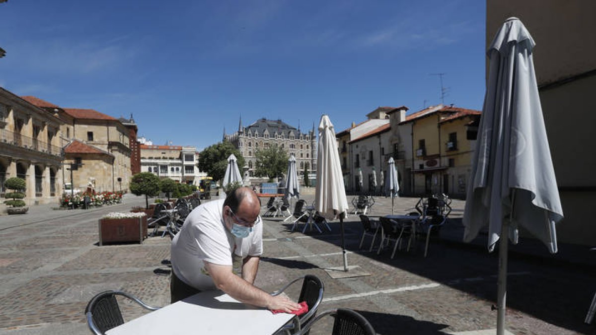 Día previo a la fase 1 del coronavirus, resportaje de bares y terrazas en el centro de León. Terraza del bar La Genuina en la Plaza de San Marcelo.