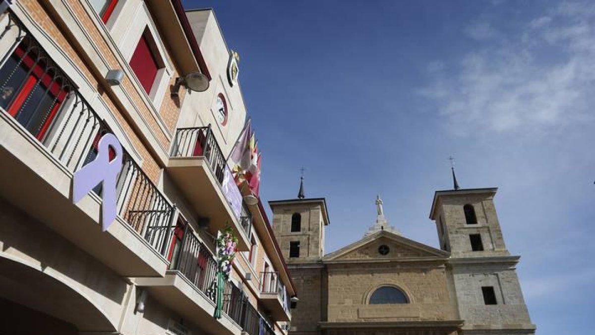 El Ayuntamiento de Valencia de don Juan, a la izquierda de la imagen
