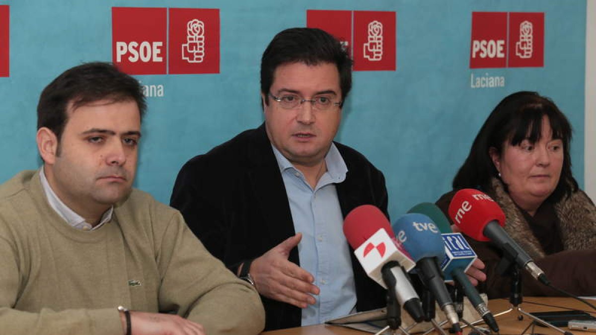 Tino Rodríguez, Óscar López y Ana Luisa Durán, ayer, en Villablino.