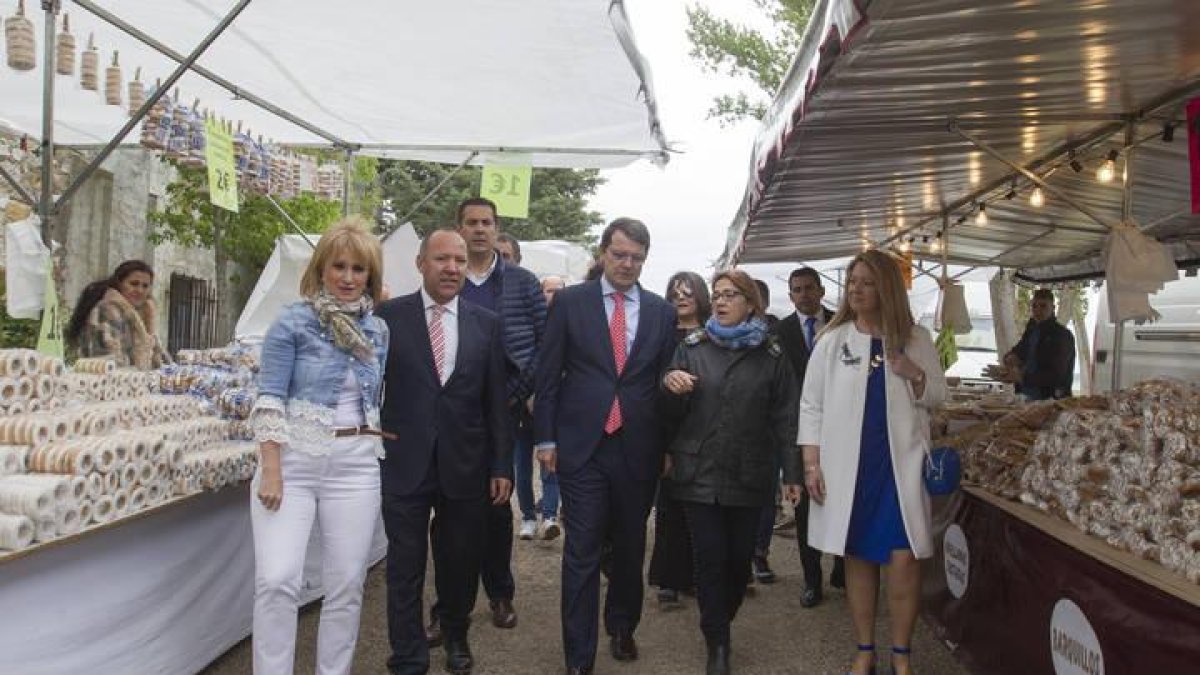 Mañueco, visita Morales del Vino, junto con presidente del PP de Zamora, José María Barrios