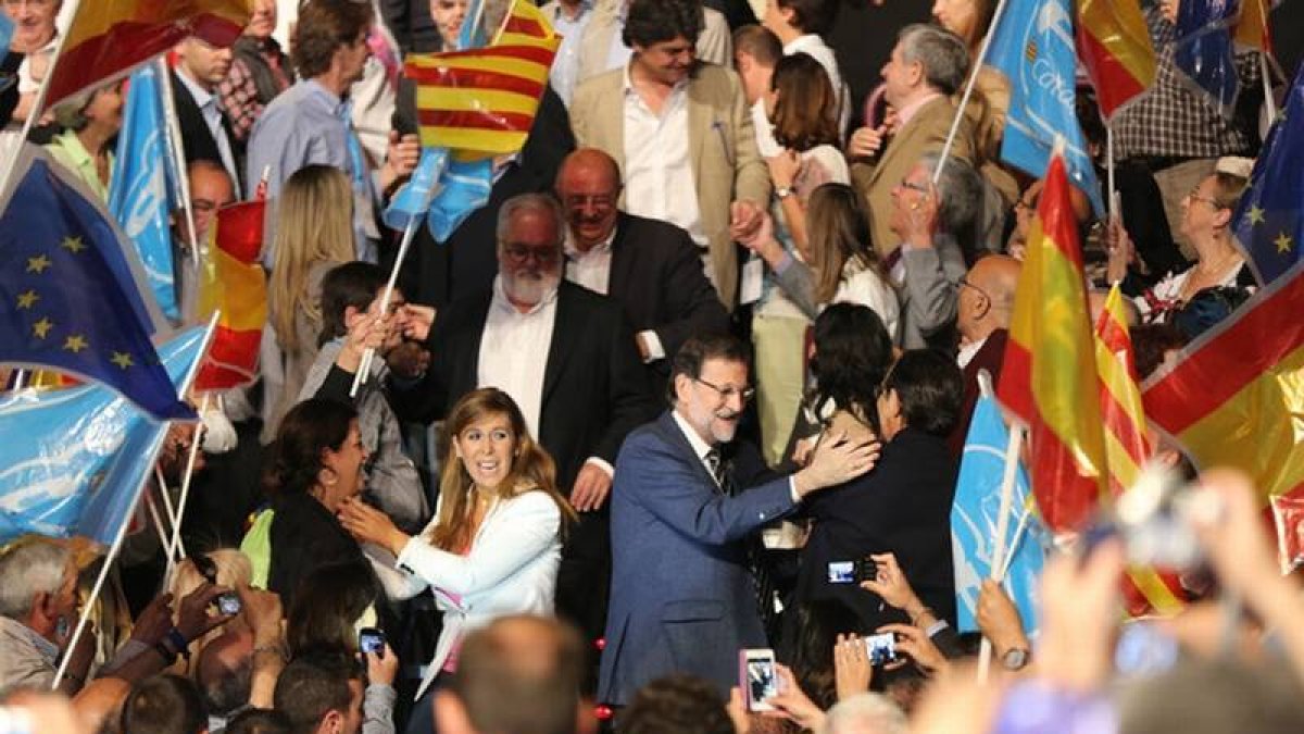 Rajoy, con Alicia Sánchez-Camacho y Miguel Ángel Arias Cañete saludan en su entrada al mitin de Barcelona.