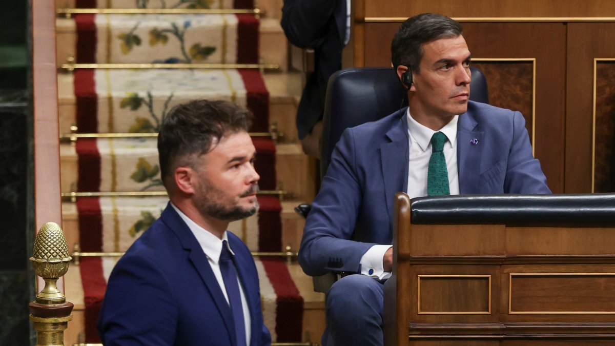 El diputado de ERC Gabriel Rufián frente al presidente del Gobierno en funciones Pedro Sánchez. EFE/KIKO HUESCA