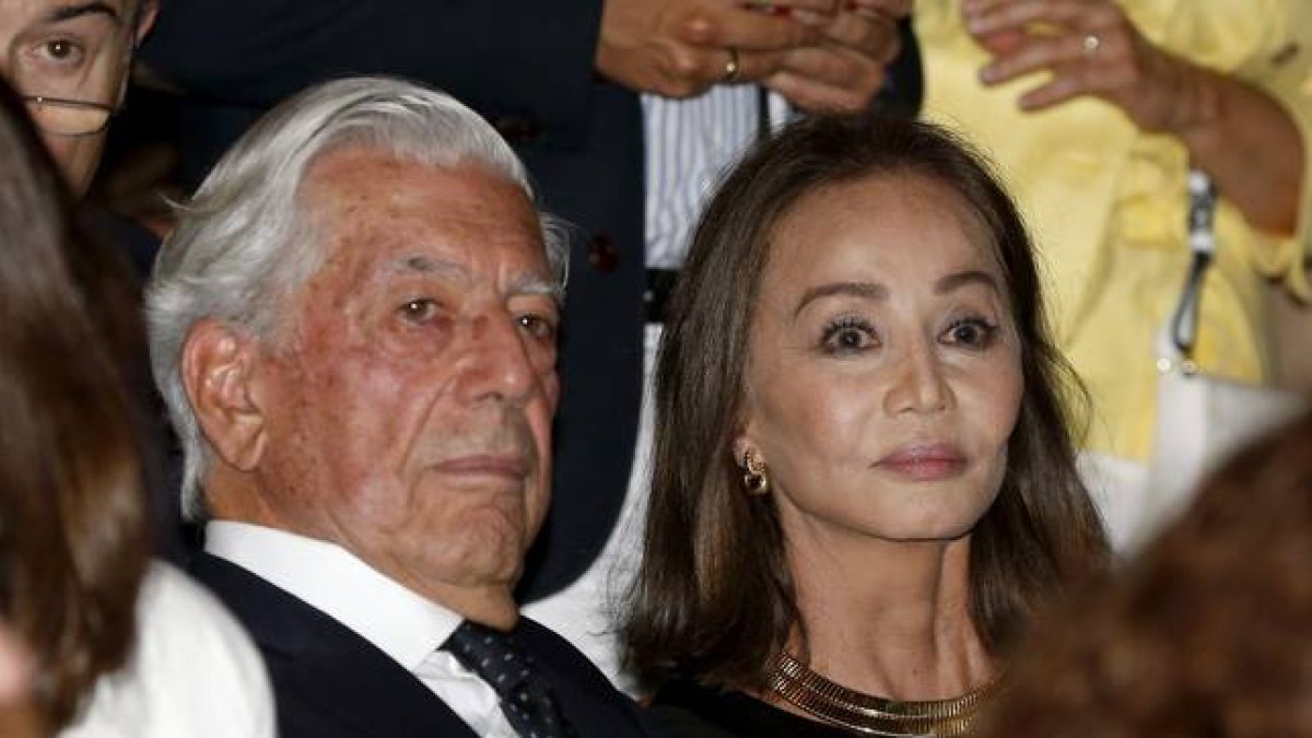 Mario Vargas Llosa e Isabel Preysler, en su primer acto oficial como pareja en España.