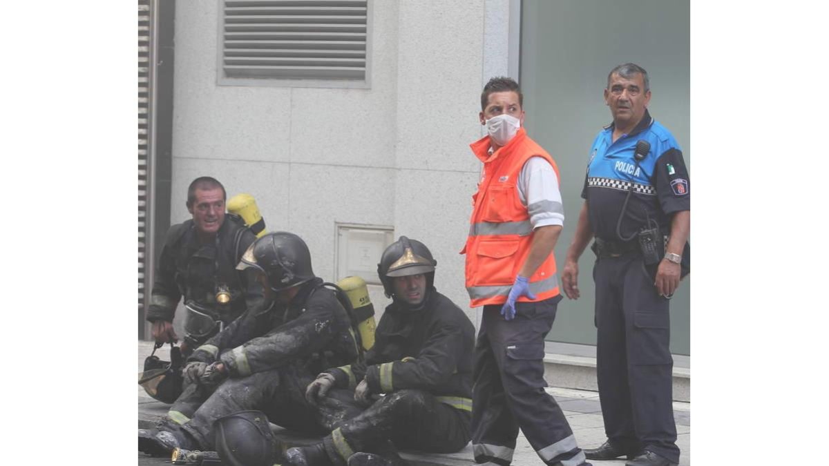 Los bomberos se oxigenan, tras participar en la extinción.