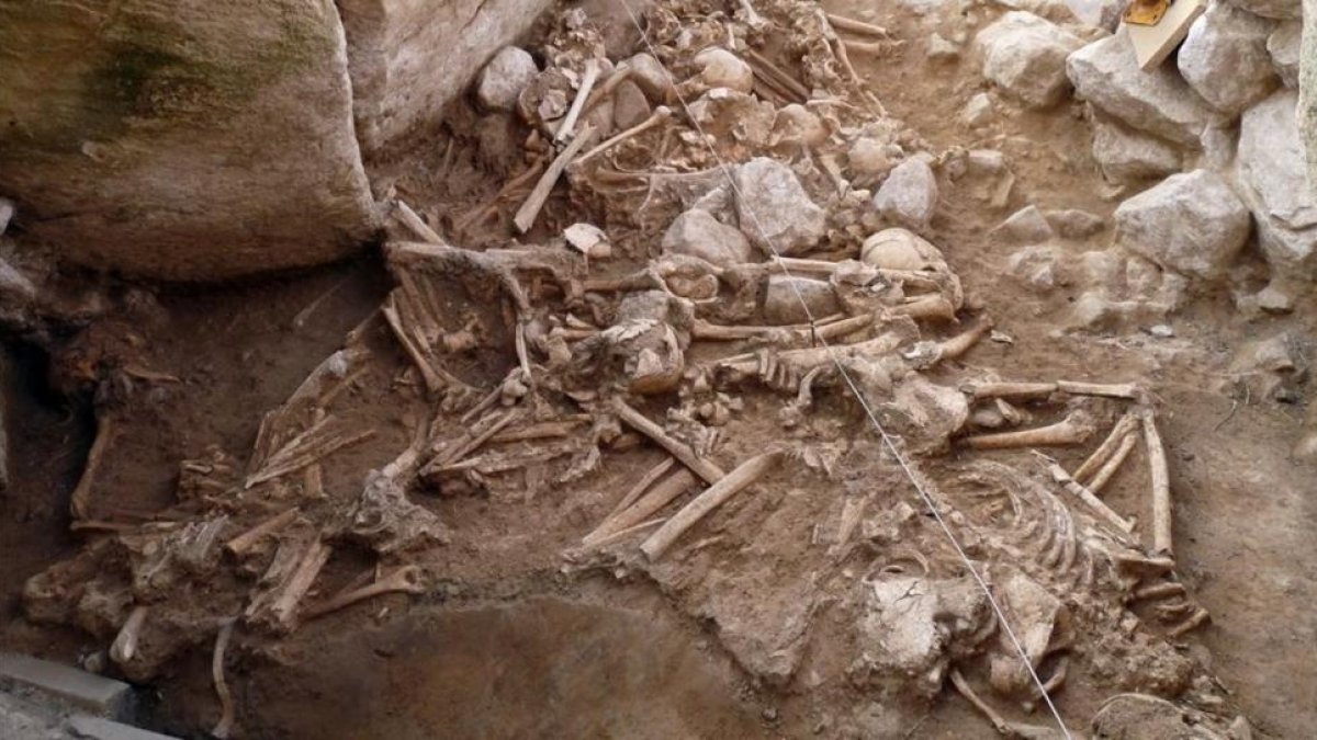 Esqueletos del Neolítico localizados en el yacimiento del Alto de la Huesera, en el sur de Álava.