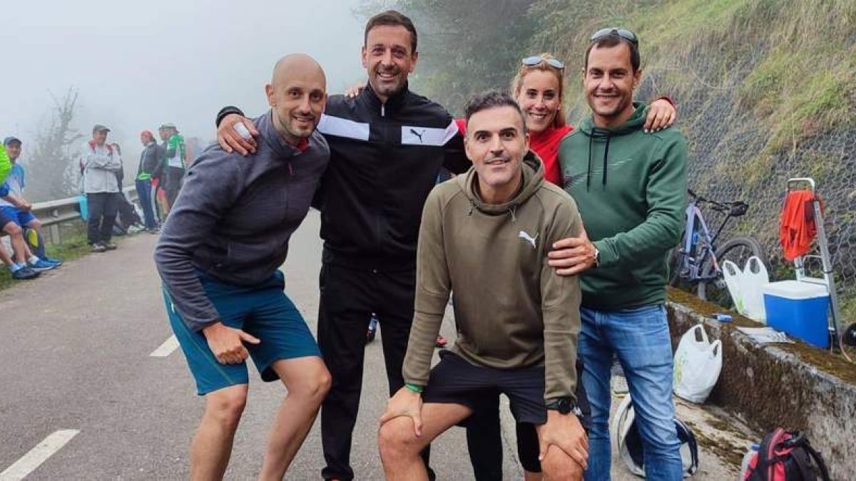 José María, Sergio, Javier, Nahia Mendía y Roberto tras su acción en el Angliru. DL