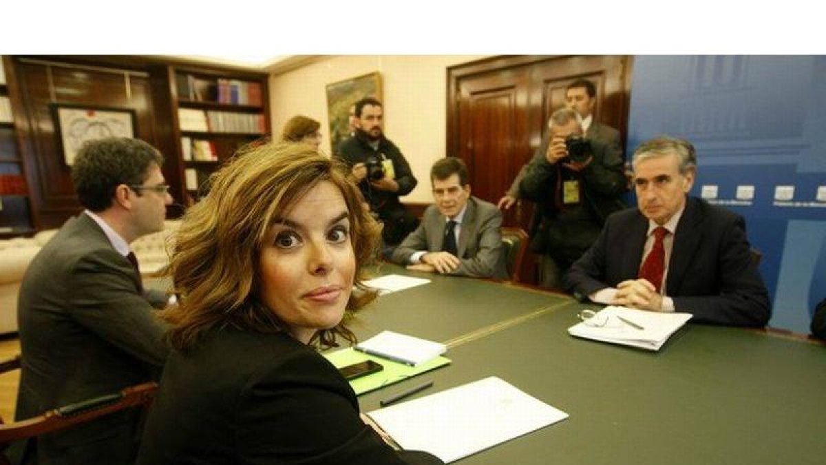 Jáuregui ha recibido a Sáenz de Santamaría para iniciar el traspaso de Gobierno.