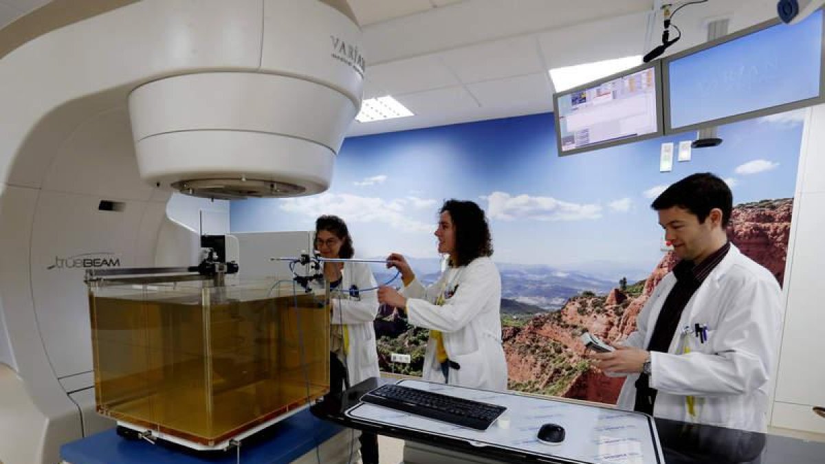 El equipo de radiofísica del Hospital hace pruebas de verificación en el nuevo acelerador instalado en Radioterapia.