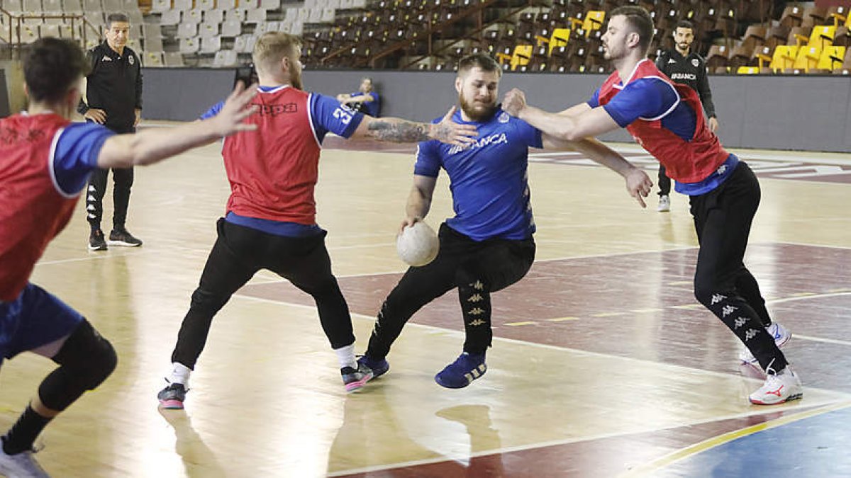 El Abaca Ademar iniciará la pretemporada el próximo martes 26 de julio en el Palacio de Deportes. MARCIANO PÉREZ