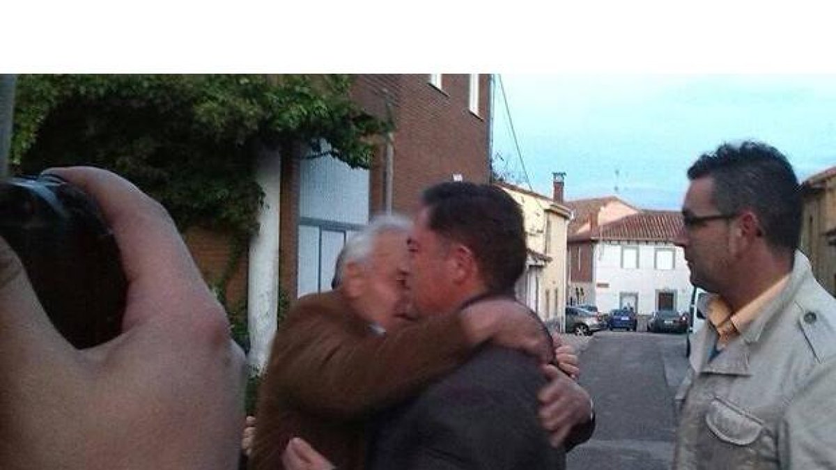 Un ex concejal del PP que se mantuvo fiel a Barazón se funde con él en un abrazo esta tarde en Lorenzana