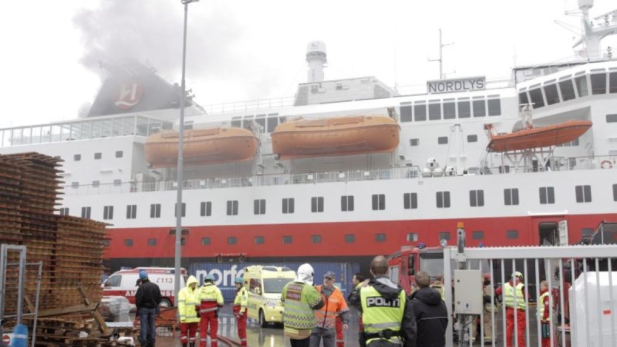 Un incendio declarado en un ferry ha obligado a evacuar a los pasajeros.