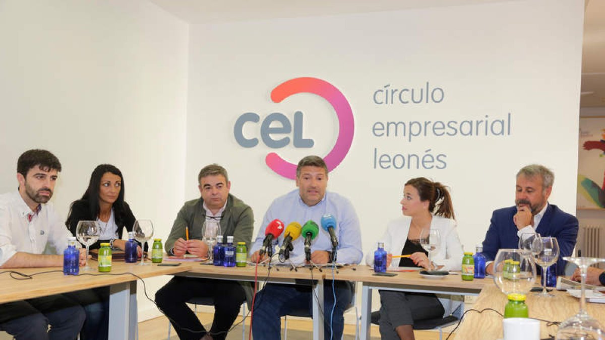 El CEL y Ciudadanos se reunieron ayer en la sede empresarial. S. PÉREZ