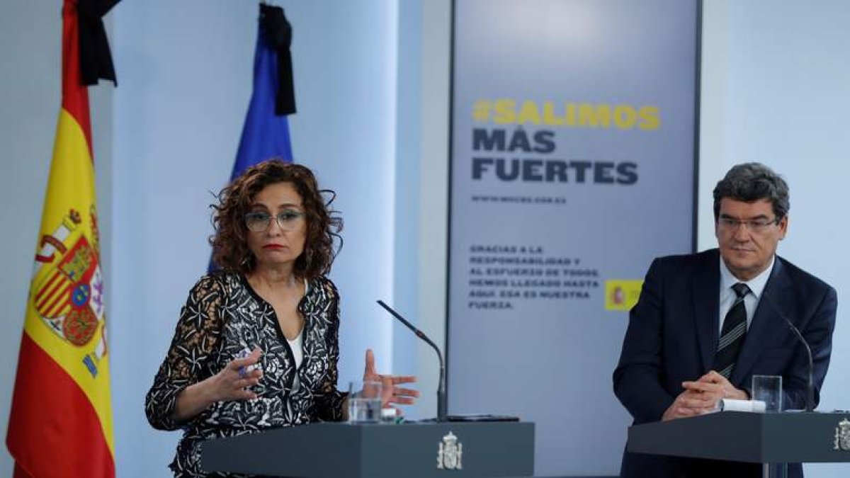 María Jesús Montero y José Luis Escrivá durante la presentación de la nueva prestación aprobada por el Consejo de Ministros. EMILIO NARANJO