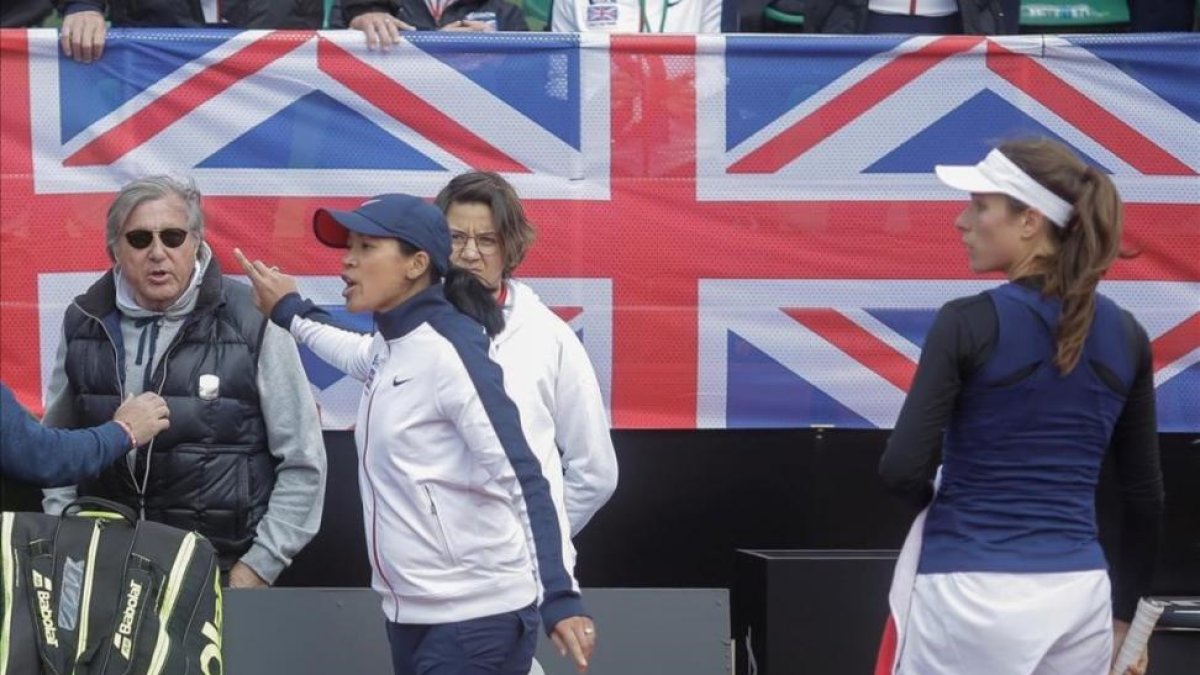 La capitana de Gran Bretaña Anne Keothavong señala a Nastase durante el partido de Copa Federación