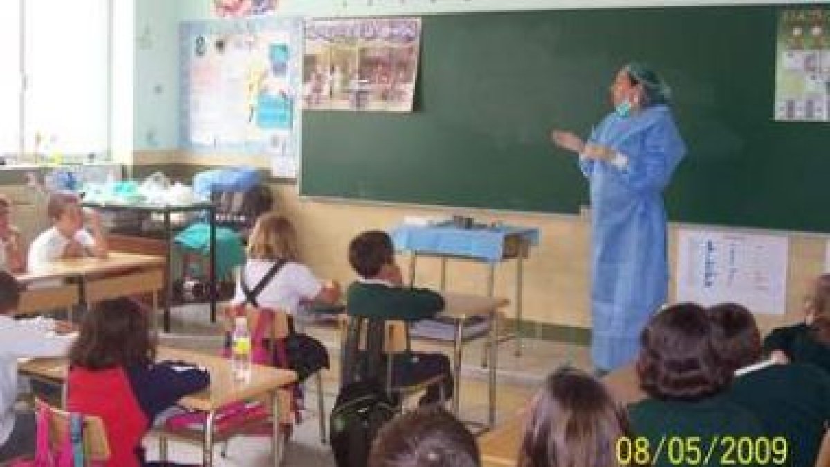La madre de una de las alumnas les explicó cómo actúa un cirujano durante una operación.