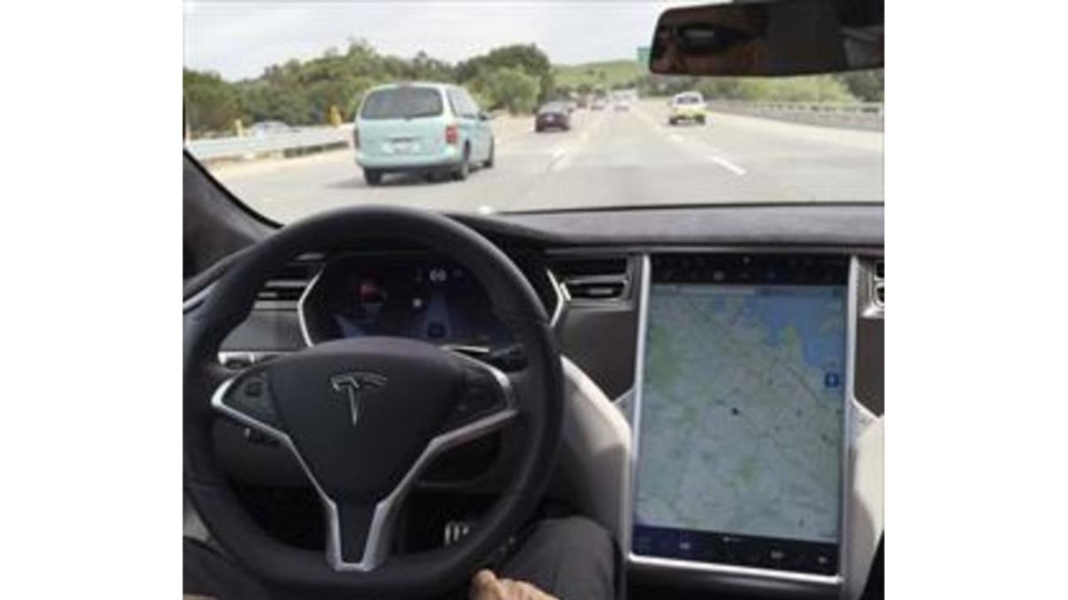 Un coche de Tesla con el piloto automático de conducción autónoma activado.