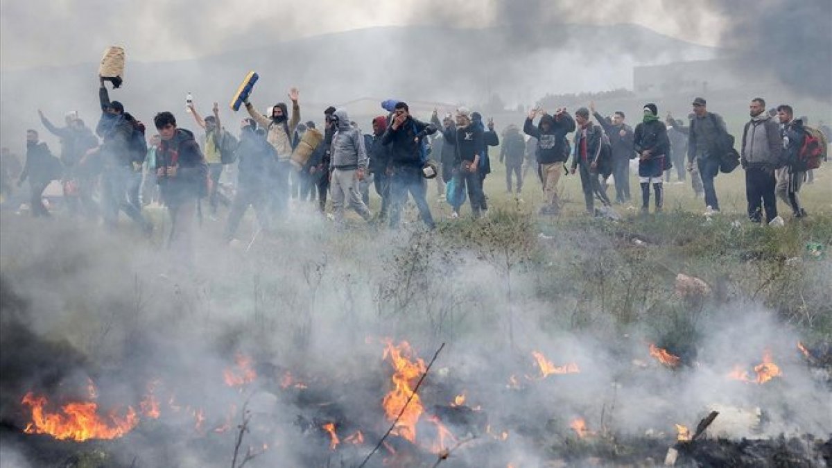 Enfrentamientos entre la policía griega y los refugiados del campo de Diavata al oeste de Tesalónica en el norte de Grecia el 6 de abril de 2019.
