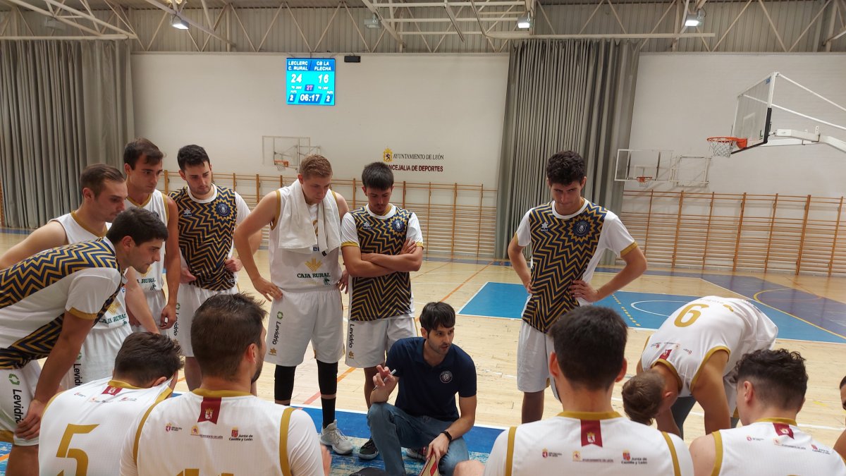 El equipo leonés, durante una de las charlas en un tiempo muerto. DL