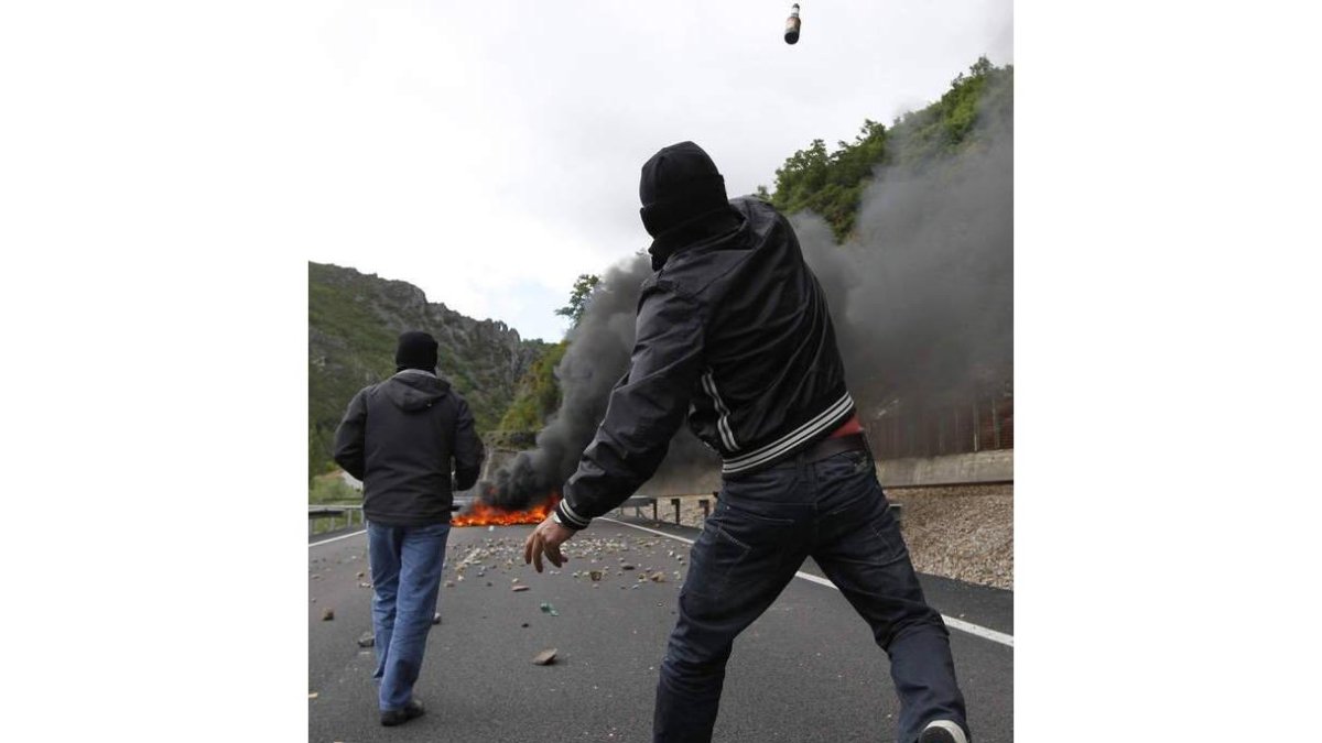 El enfrentamiento de ayer entre mineros y agentes antidisturbios en la N-630 no invadió la localidad de Ciñera, pero se quedó a las puertas.
