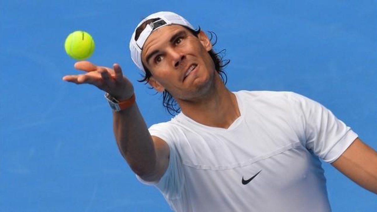 Rafael Nadal sirve durante un entrenamiento previo al inicio del Abierto de Australia, en Melbourne.