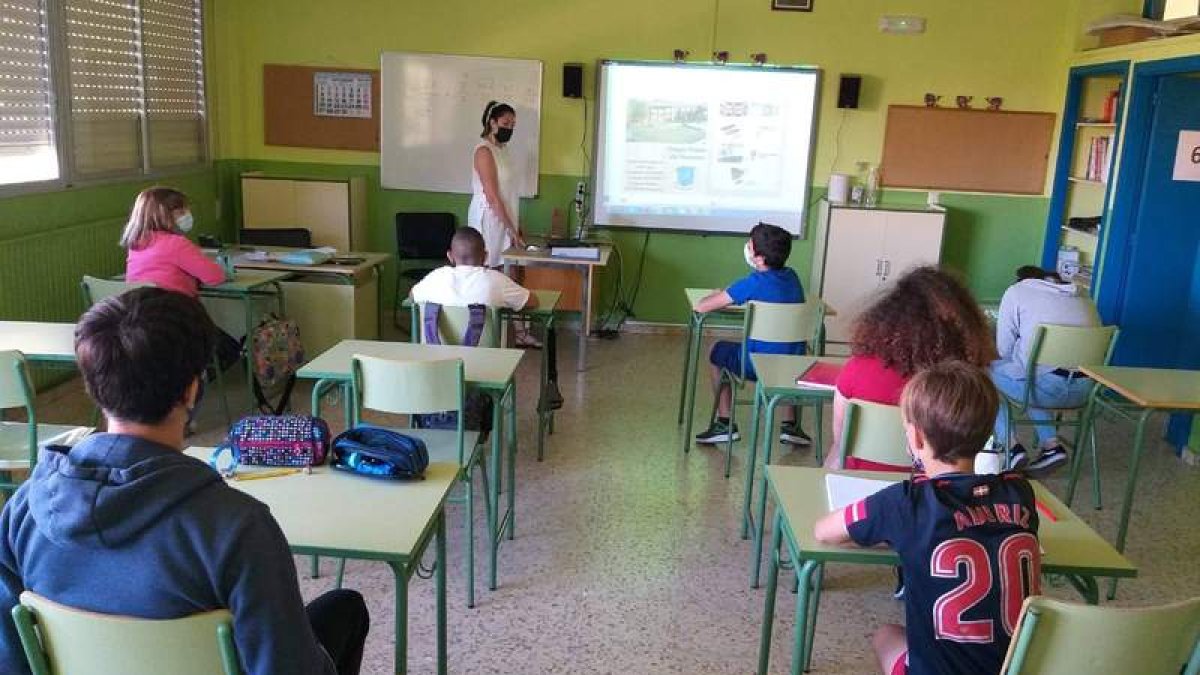 Un grupo de alumnos, ayer, en las clases de refuerzo en el colegio de La Palomera. DL