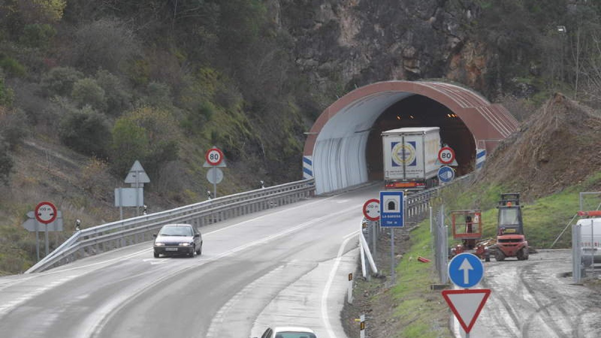 Tráfico por la actual N-120 que comunica el Bierzo con la comunidad de Galicia. L. DE LA MANTA