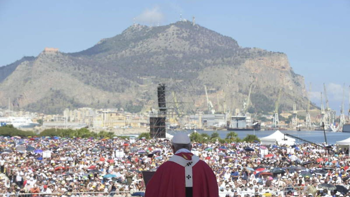 El papa se dirige al público ayer en Palermo. VATICAN MEDIA HANDOUT