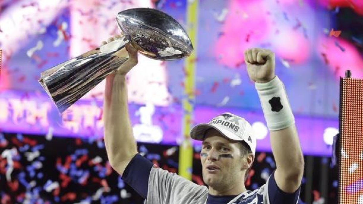 El 'quaterback' Tom Brady, de los Patriots, con el trofeo que le acredita como jugador más valioso de la Super Bowl.