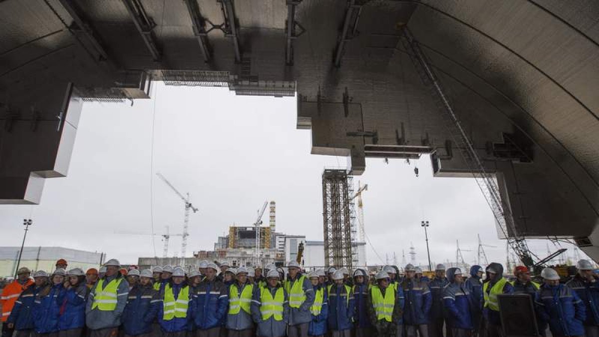 Los trabajadores posan dentro del reactor siniestrado. ROMÁN PILYPEY