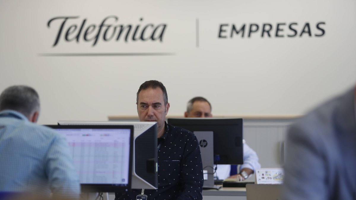 Fotografía de archivo de unos trabajadores de Telefónica en León. JESÚS F. SALVADORES