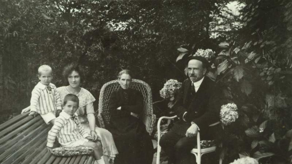 Los Baroja en Itzea en 1918. Aparecen Julio Caro Baroja, en primer lugar, Carmen Baroja, hermana del novelista, Carmen Nessi, la madre, y Pío Baroja.