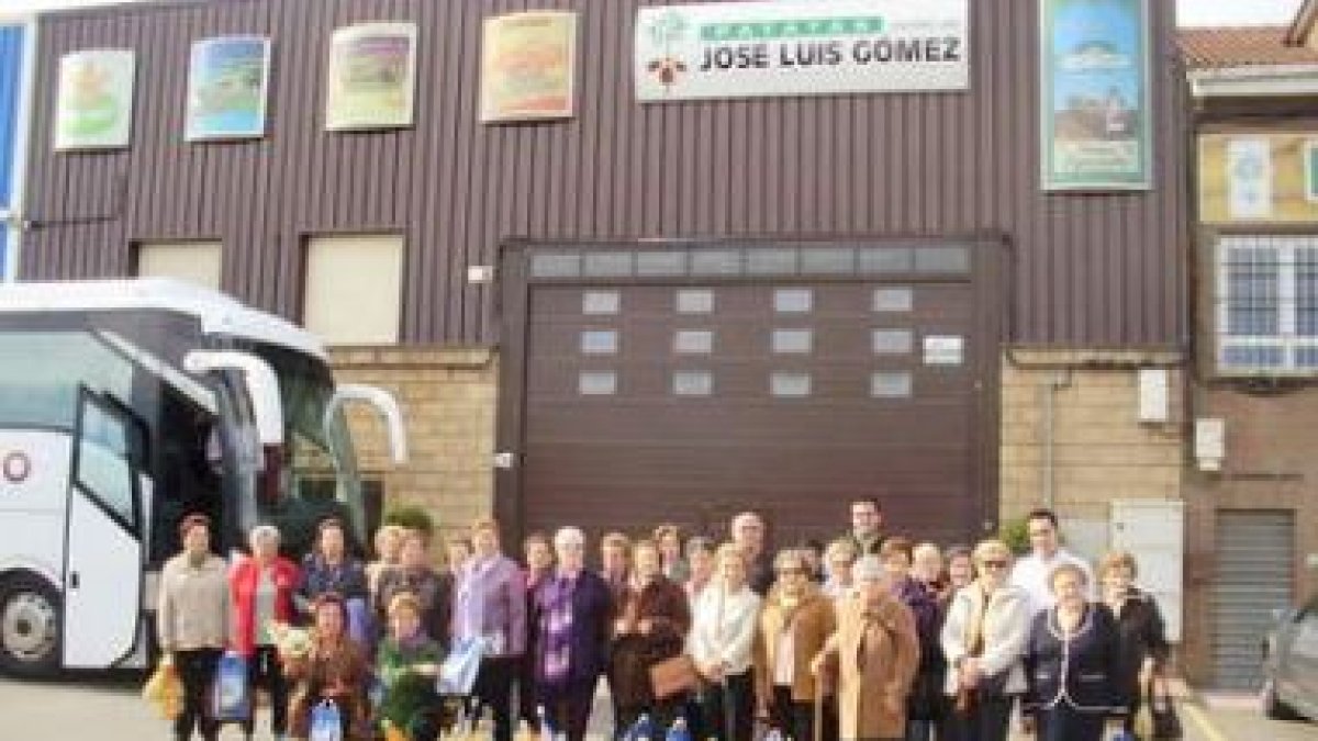 La asociación de Amas de Casa San Claudio en la visita a Patatas Hijos de José Luis Gómez.