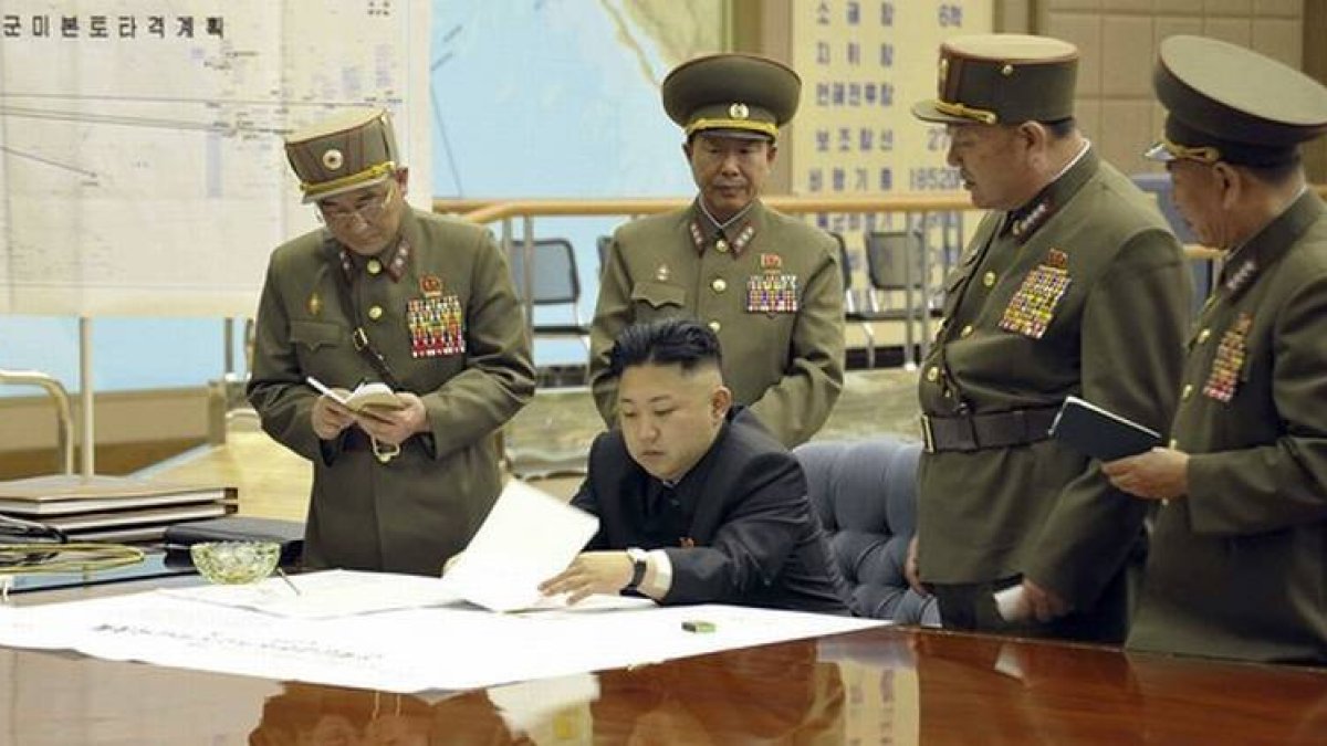 Kim Jong-un y oficiales de Corea del Norte estudian el plan de ataque.