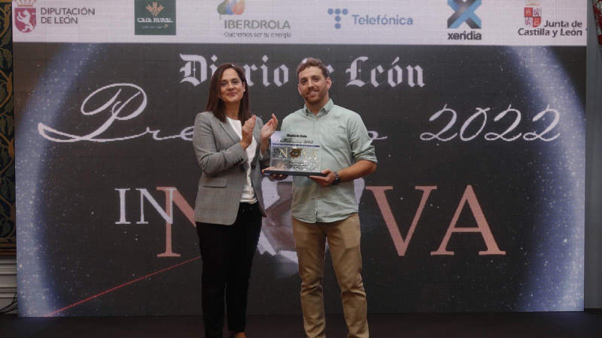Nicolás Yuste, hermano de la premiada, recoge el galardón de manos de Adriana Ulibarri, presidenta de Diario de León. RAMIRO