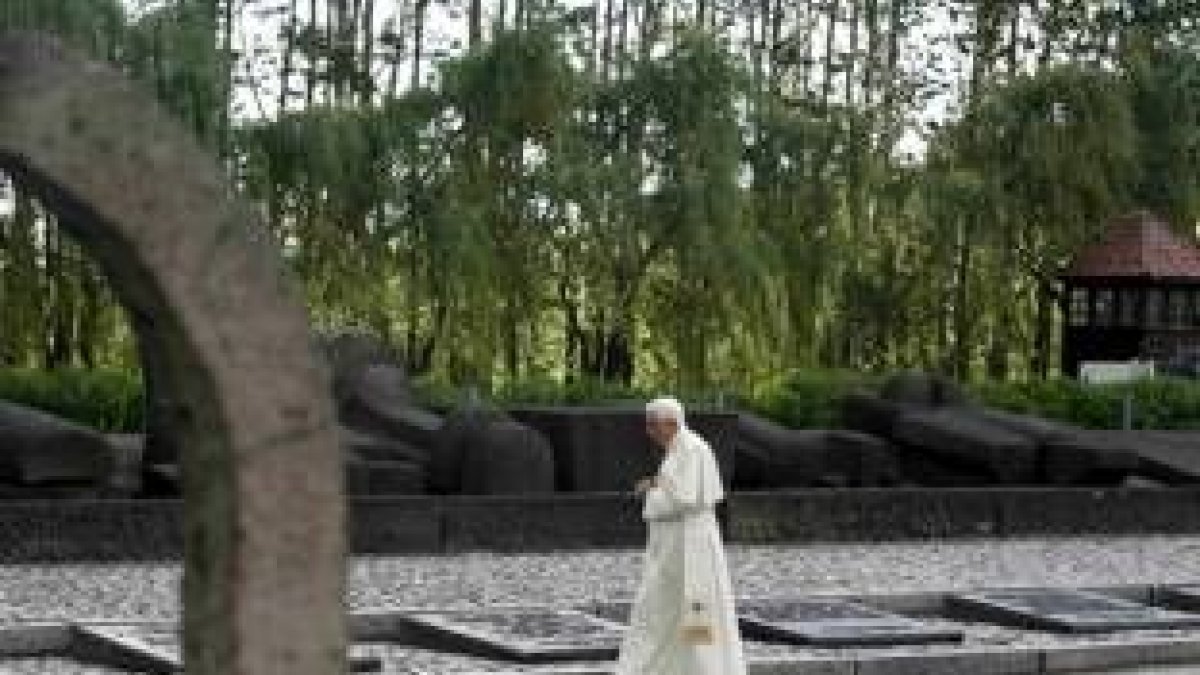 El Papa ante las tumbas de los que murieron en el campo de concentración