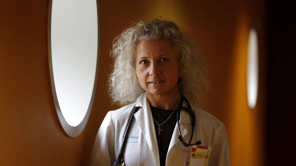 Ana María Domínguez Berrot es la coordinadora de trasplantes del Hospital de León desde hace doce años. JESÚS F. SALVADORES