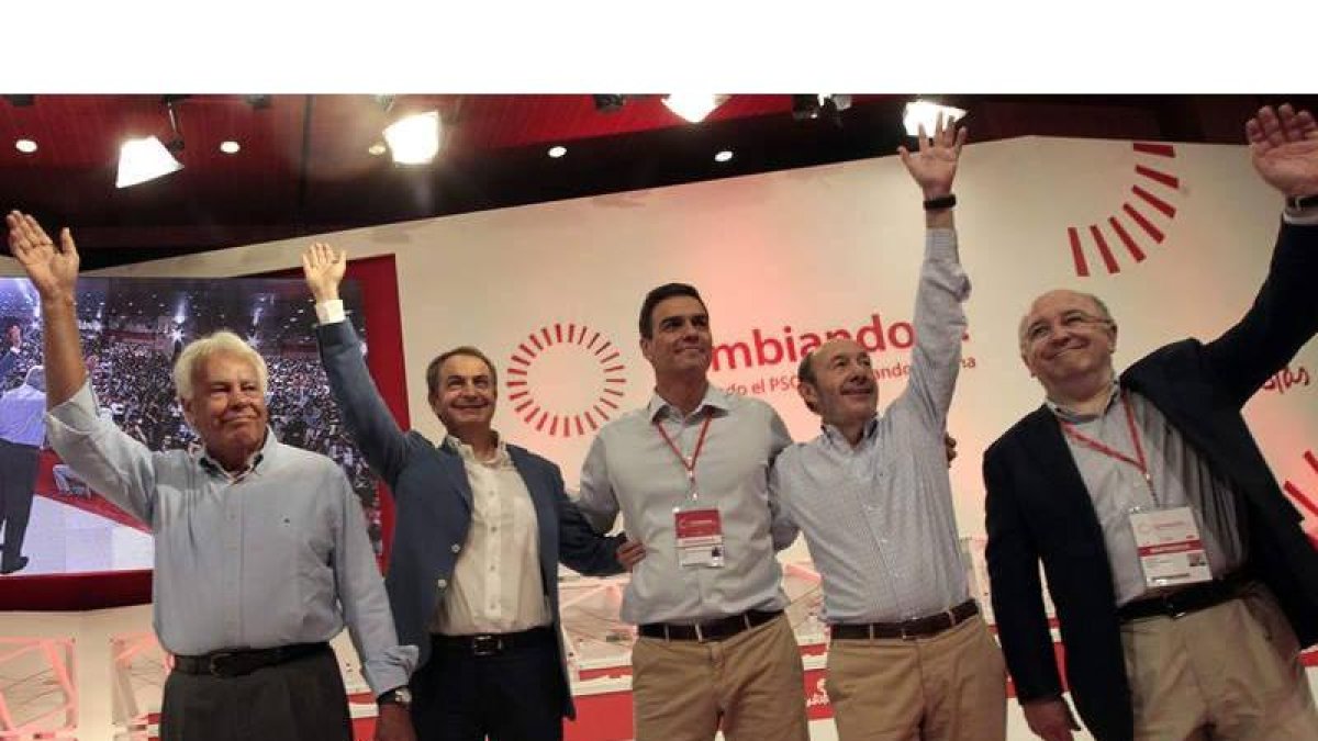 González, Zapatero, Sánchez, Rubalcaba y Almunia saludan a los militantes en la clausura del congreso federal del PSOE.
