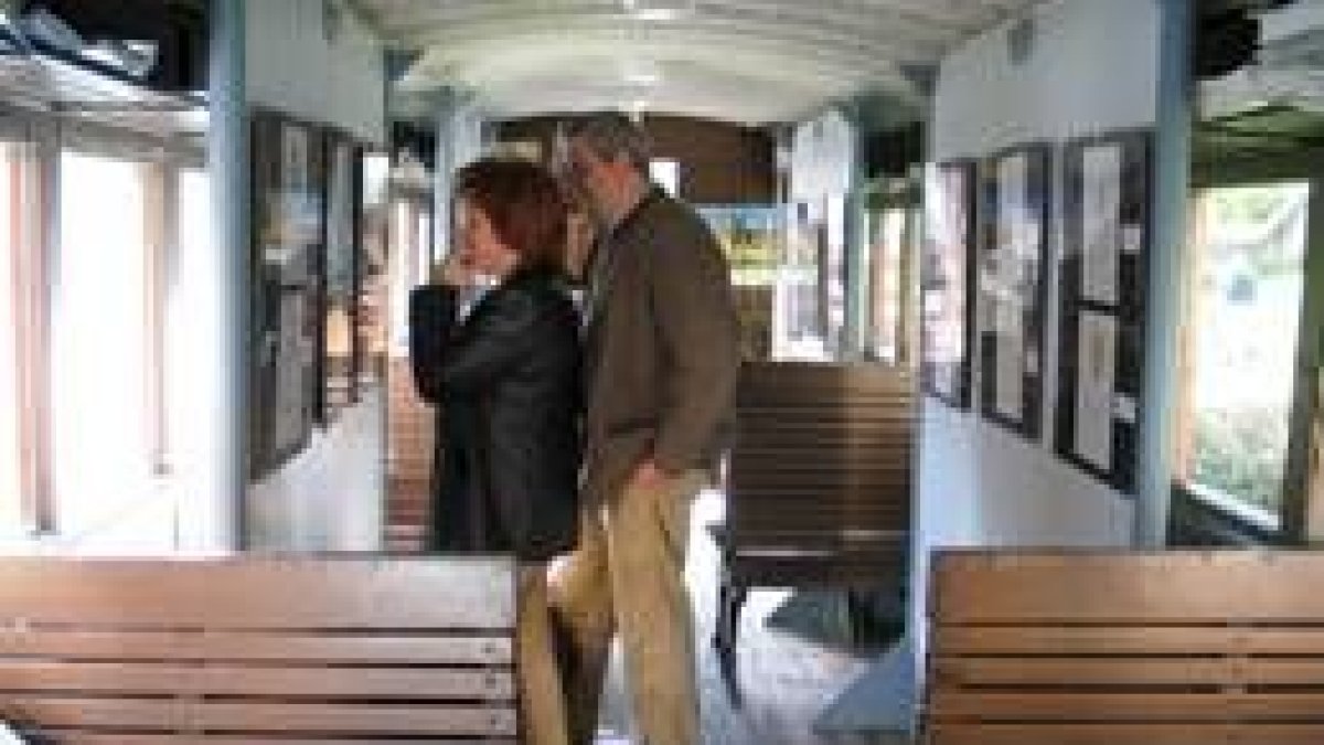 El vagón de la oficina de Turismo alberga la exposición «Las letras de ida y vuelta»
