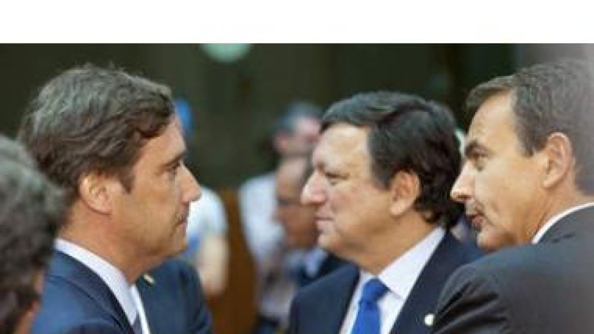 El primer ministro luso, Pedro Passos Coelho, el presidente de la CE, Durao Barroso, y Rodríguez Zap