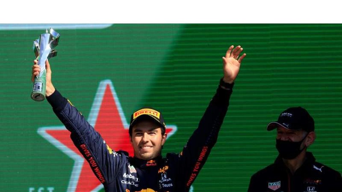 Max Verstappen celebra en lo alto del podio su triunfo en el Gran Premio de México. RAMÍREZ