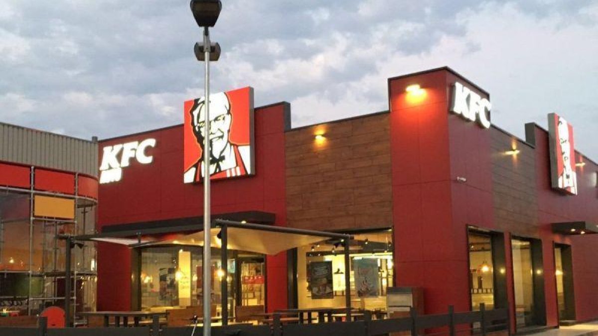 Un restaurante de la marca KFC en Vilanova i la Geltrú, gestionado en España por la empresa AmRest.