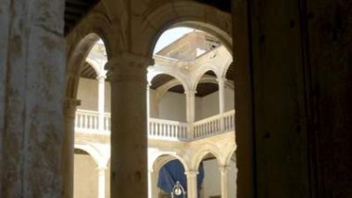 Imagen del interior del claustro del palacio de Grajal.