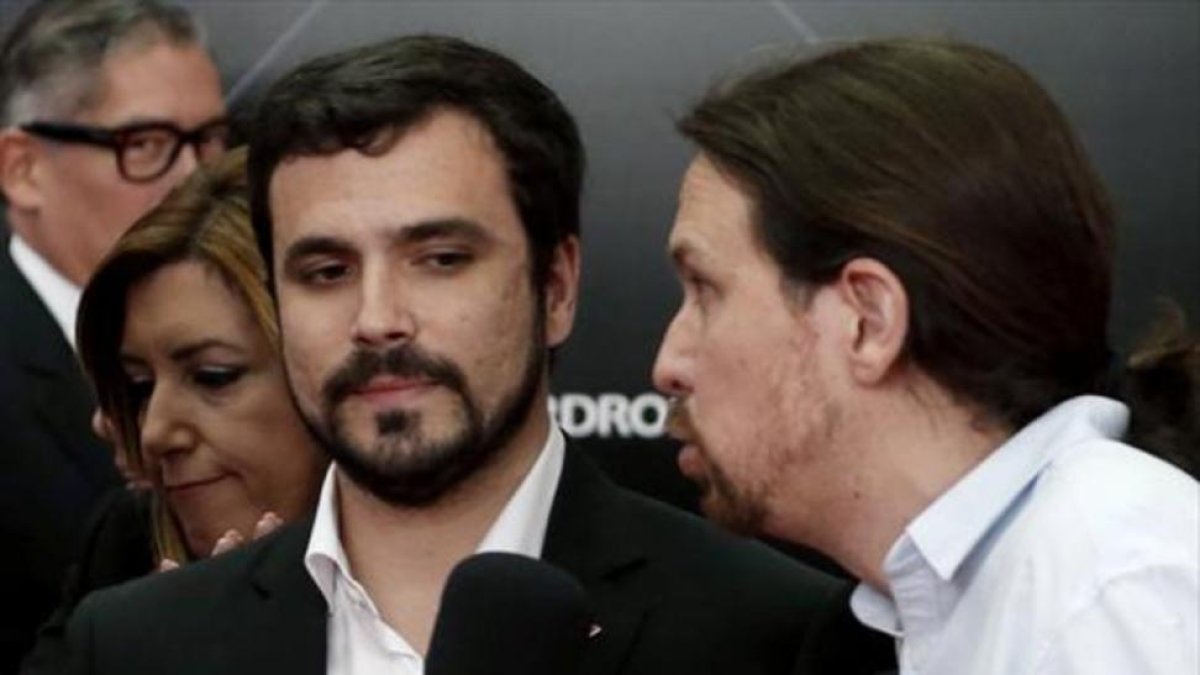 Alberto Garzón y Pablo Iglesias, con la presidenta andaluza, Susana Díaz, detrás, anoche, en un acto en el Palacio de Cibeles de Madrid.