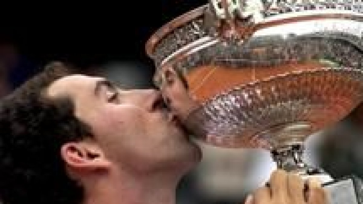 Albert Costa besa la Copa de los Mosqueteros que le acredita como campeón del Roland Garrós francés