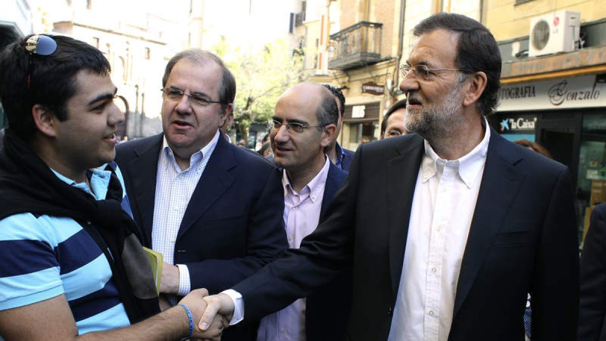 Rajoy, junto a Herrera, saluda a un joven antes de un acto de precampaña, ayer en Salamanca.