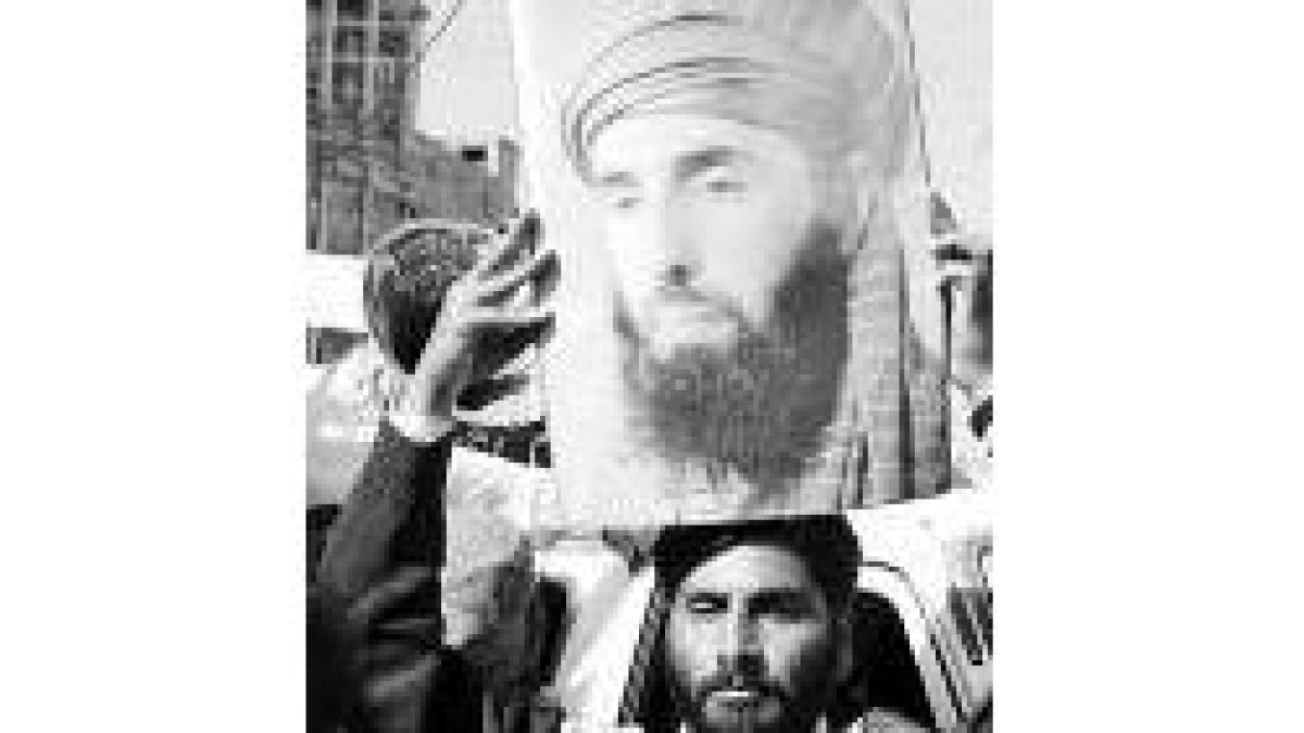 La amnistía no afecta a Hekmatyar, cuya foto sostiene un paquistaní