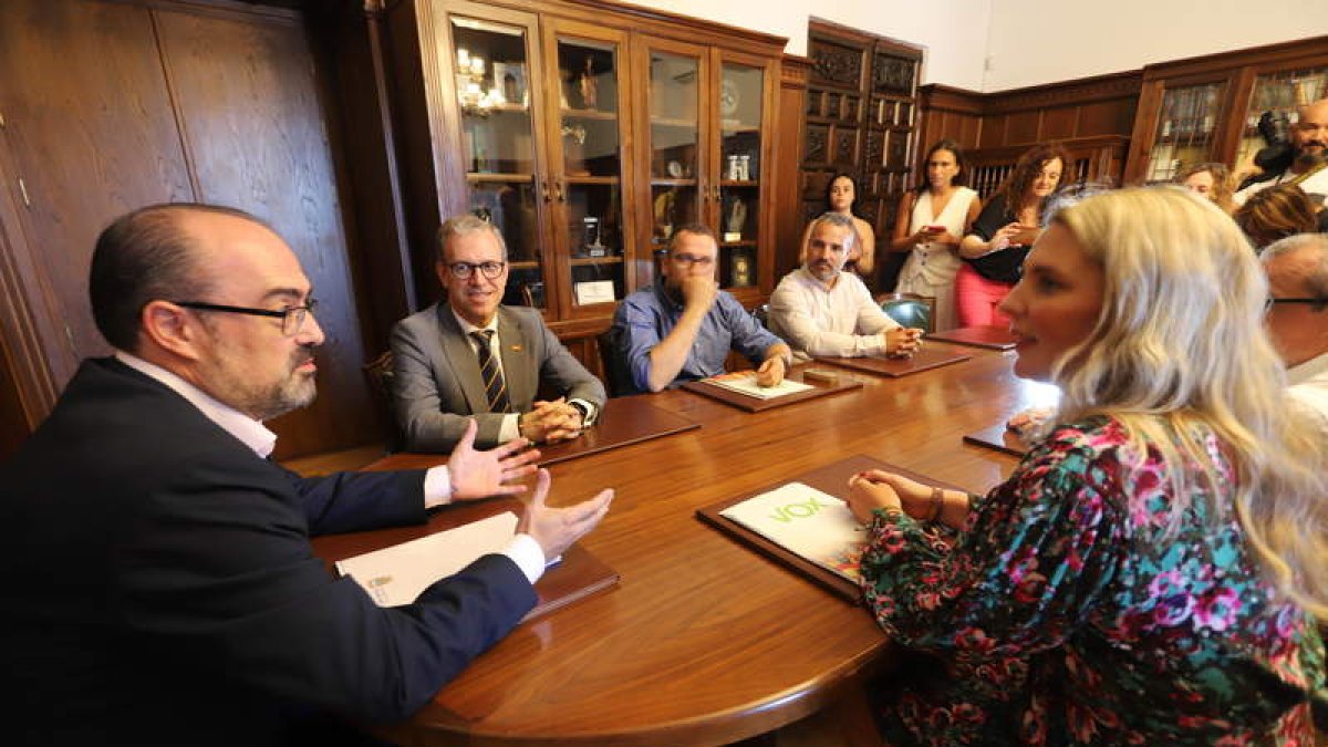 Reunión del alcalde de Ponferrada y el consejero con la presencia de los concejales de Vox. ANA F. BARREDO