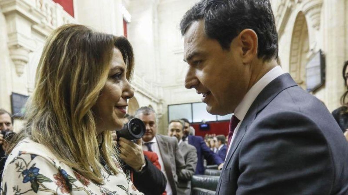 Susana Díaz felicita a Juanma Moreno tras ser investido presidente de la Junta de Andalucía, el pasado 16 de enero.