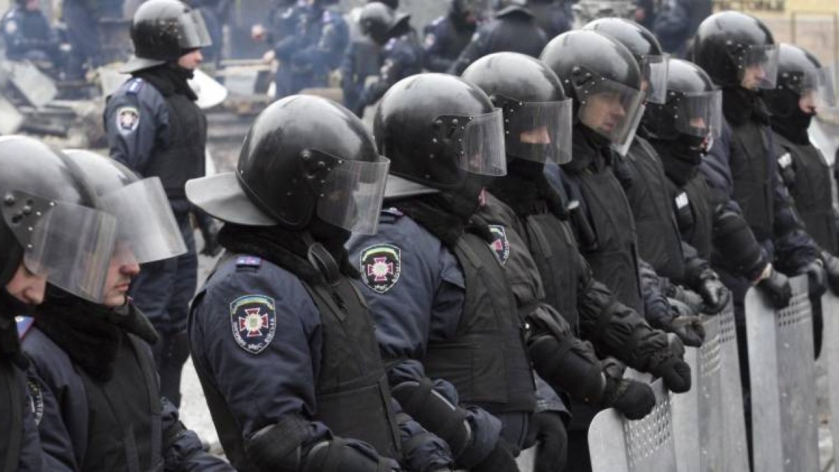 Un grupo de agentes antidisturbios vigila durante el centro de Kiev (Ucrania) hoy, martes 28 de enero de 2014. El centro de Kiev sigue prácticamente tomado por miles de manifestantes que, aunque mantienen una tregua con la policía antidisturbios.